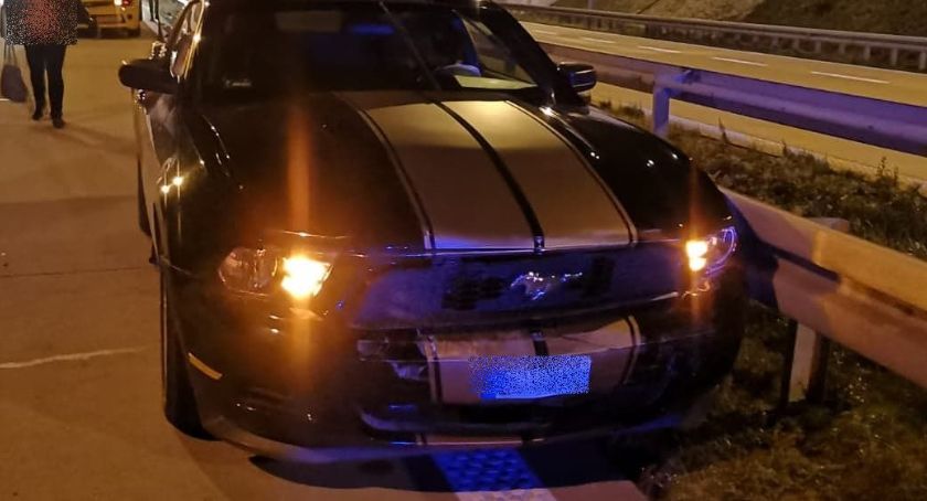 Wypożyczyli mustanga i rozbili go na autostradzie A4. Zderzenie trzech aut.