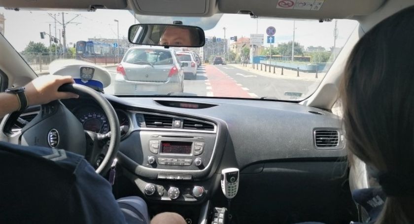  Funkcjonariusze pomogli 88-letniej kobiecie błąkającej się po Starym Mieście