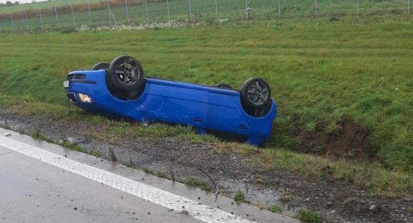 Auto dachowało na A4. Kierowała kobieta w ciąży.
