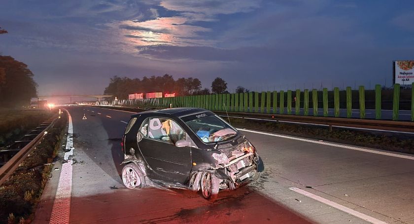 Smart rozbił się na autostradzie A4. Kierująca prawdopodobnie zasnęła za kierownicą.