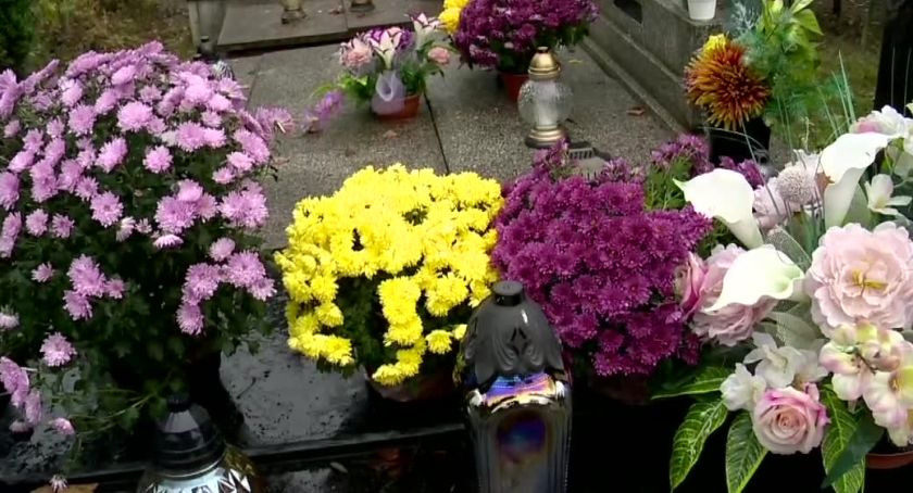 Po trzech dniach cmentarze znowu otwarte. Sprzedawcy liczą straty, a odwiedzający zadowoleni z braku tłoku