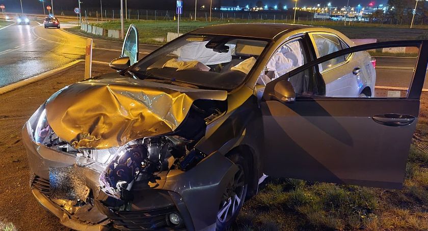Zderzenie dwóch samochodów na wyjeździe z autostrady w Kątach Wrocławskich