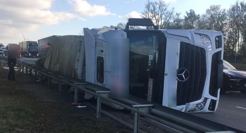 Przewrócona ciężarówka blokuje prawy pas na 99 km autostrady A4