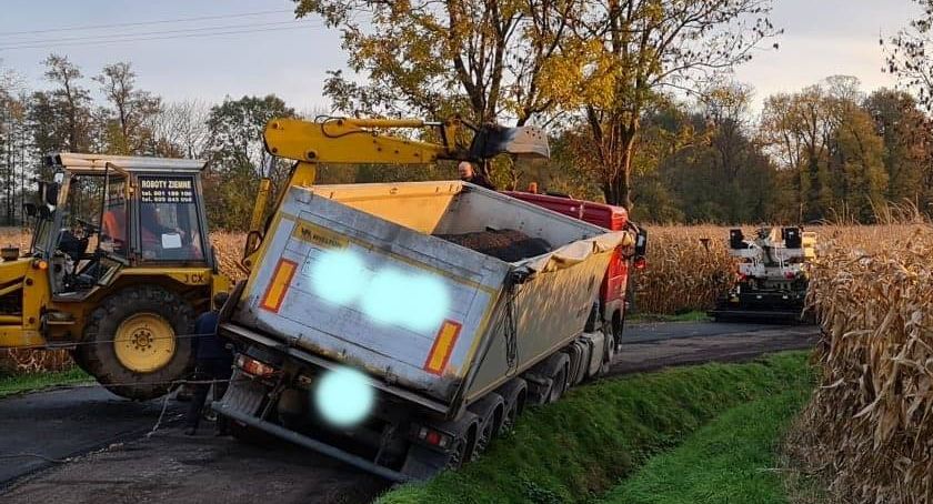 Ciężarówka z masą asfaltową ugrzęzła na poboczu