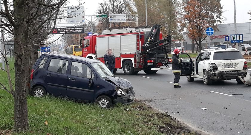 Zderzenie trzech aut na Karkonoskiej