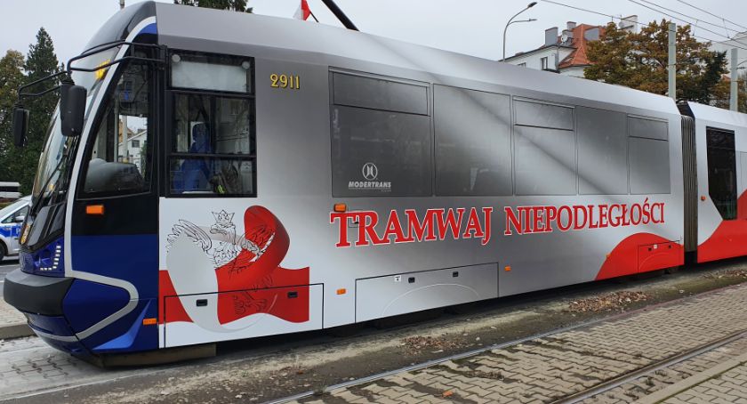 Wagon jak wielka flaga. Na ulice wyjechał Tramwaj Niepodległości