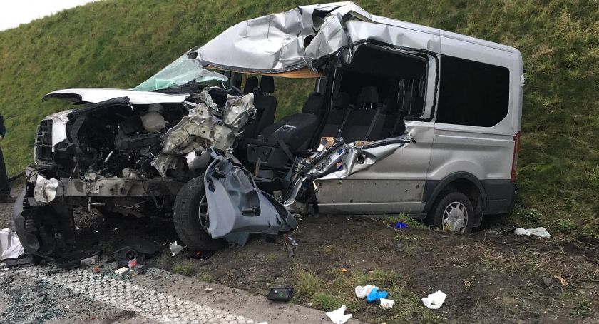Wypadek na A4. Bus rozbił się o tył ciężarówki. Lądował śmigłowiec LPR.