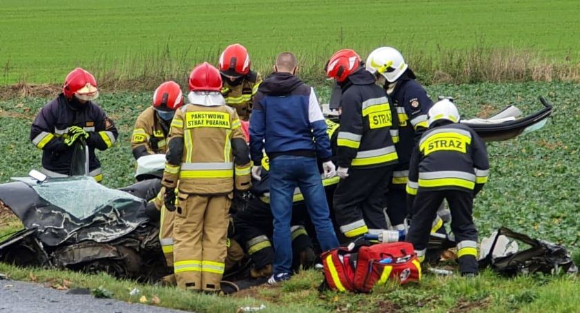 Czołowe zderzenie volkswagena z peugeotem. Jedna osoba uwięziona w pojeździe.