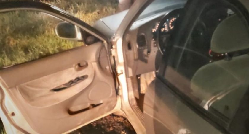 Uciekał w Daewoo przed policjantami, aż urwał koło
