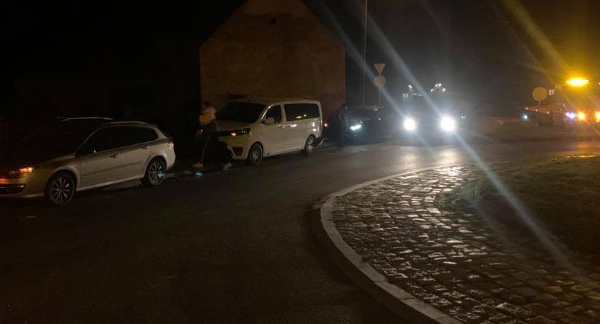 Zderzenie trzech aut na rondzie