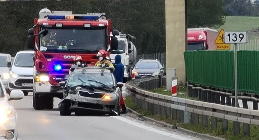 Na autostradzie auto osobowe uderzyło w busa z antykami. Kierowca odbierał telefon.