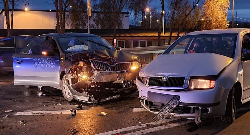 Wypadek w stałym miejscu na zjeździe z A4 w Kostomłotach.