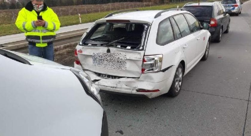 Kolizja z udziałem lawety pomocy drogowej na A4. Zderzyły się trzy auta.