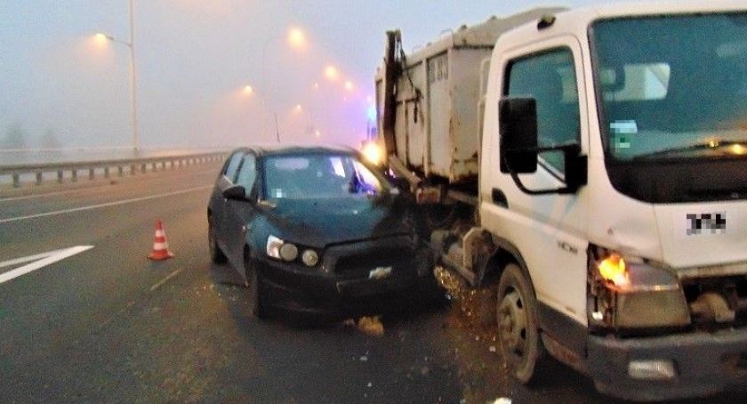 Jechał ulicą Lotniczą pod prąd i doprowadził do zdarzenia drogowego