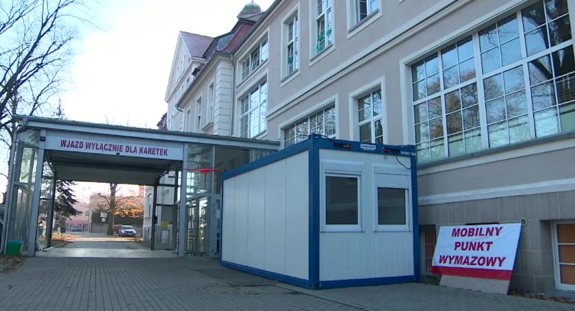 Szpital w Wołowie nie chciał przyjać pacjentki chorej na covid-19. NFZ wszczął postępowanie wyjaśniające.