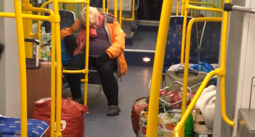 Zostań w domu. Kobieta z walizkami w dobie pandemii