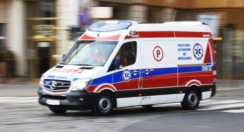 Obowiązywał go sądowy zakaz kierowania, a mimo to wsiadł za kierownicę… ambulansu