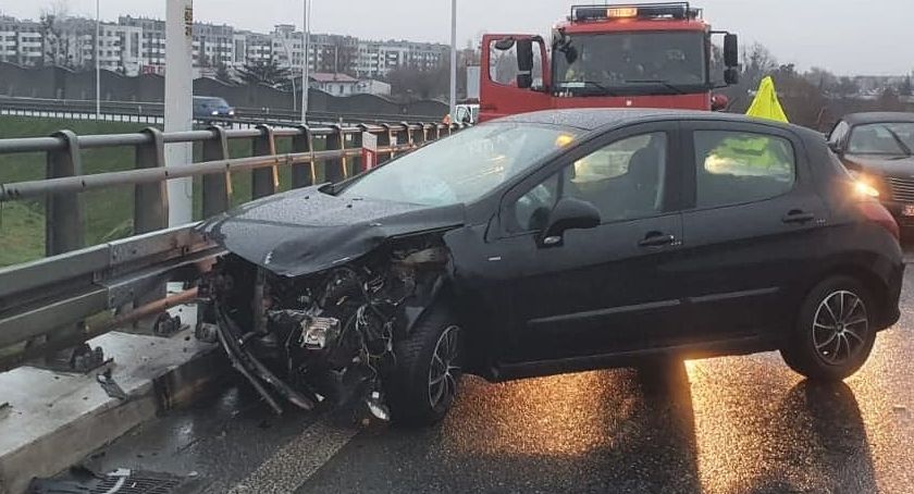 Na wyjeździe z ulicy Granicznej na AOW auto uderzyło w bariery