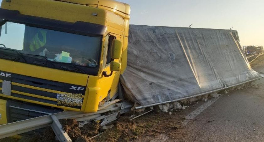 Na trasie S8 auto ciężarowe wpadło na bariery. Przyczyną wypadku była awaria hamulców.