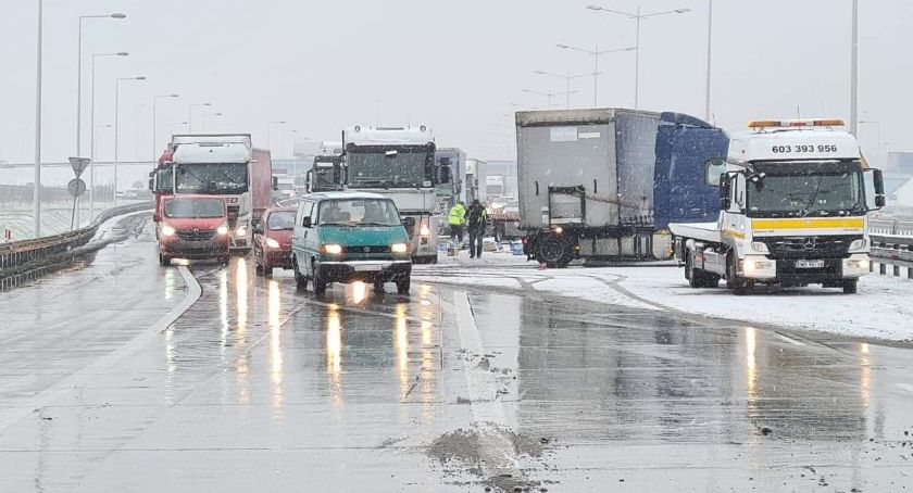 Trudne warunki na A4 i kolizja 3 pojazdów