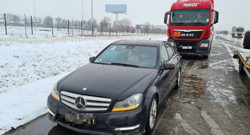 Wypadek podczas zmiany pasa ruchu na A4