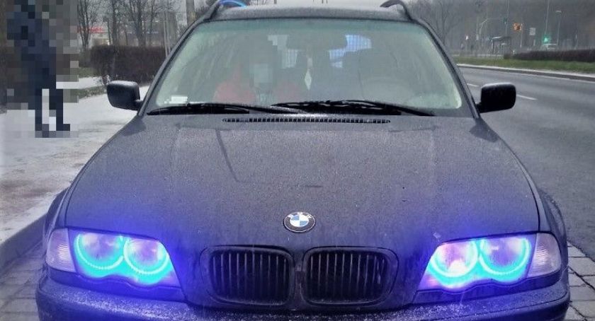 Niebieskie światła i otwarta szyba- Kierowca BMW trafił prosto za kratki