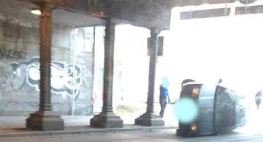 Pijany kierowca uderzył w wiadukt na Trzebnickiej