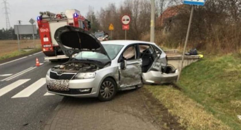 Zjechała na przeciwległy pas ruchu. Groźny wypadek na DK-4. Skrzyżowanie Wilczków - Malczyce.