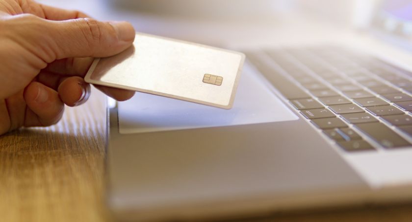 Przedświąteczne zakupy w Internecie. Jak chronić się przed oszustwami w sieci?