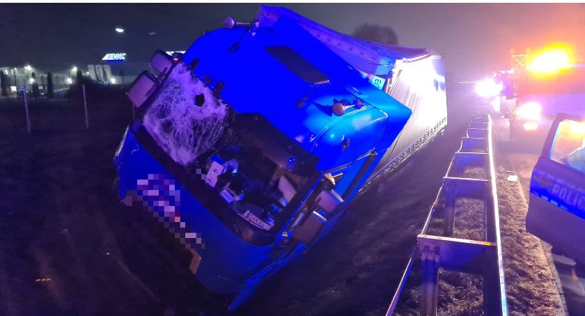 Ciężarówka wypadła z drogi na A4