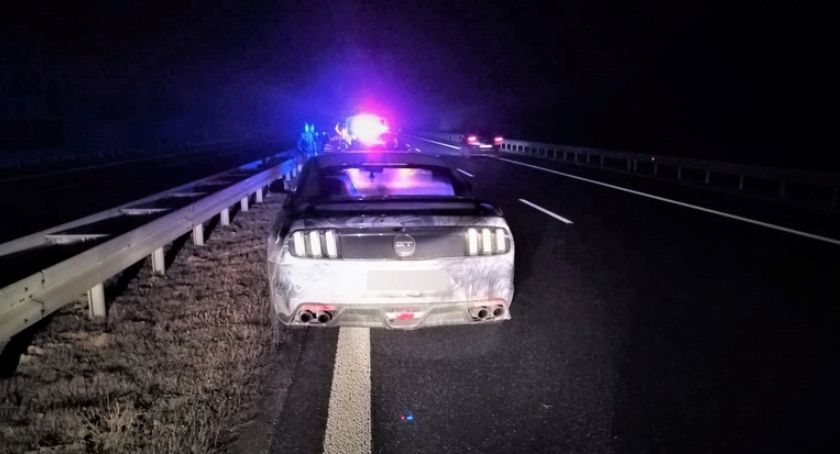 Zostawił auto na środku drogi ekspresowej i pojechał do domu „na stopa”
