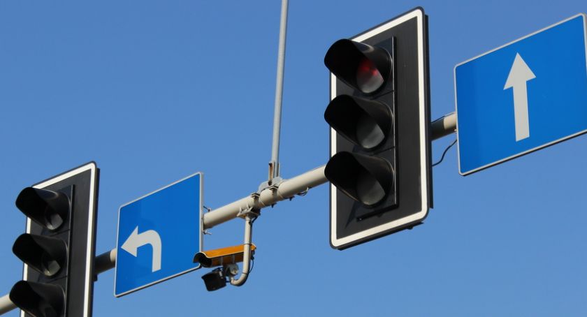 Przejechał przez skrzyżowanie na czerwonym świetle. Może trafić za kratki nawet na 5 lat