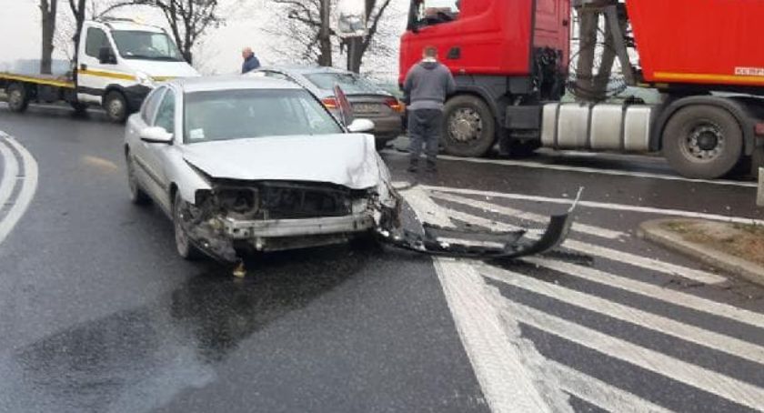 Zderzenie trzech aut na zjeździe z autostrady A4 w Kostomłotach