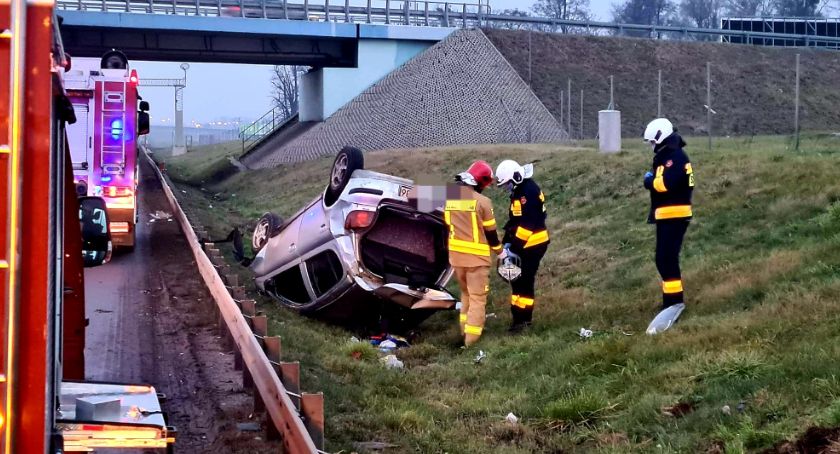 Poranne dachowanie na autostradzie A8