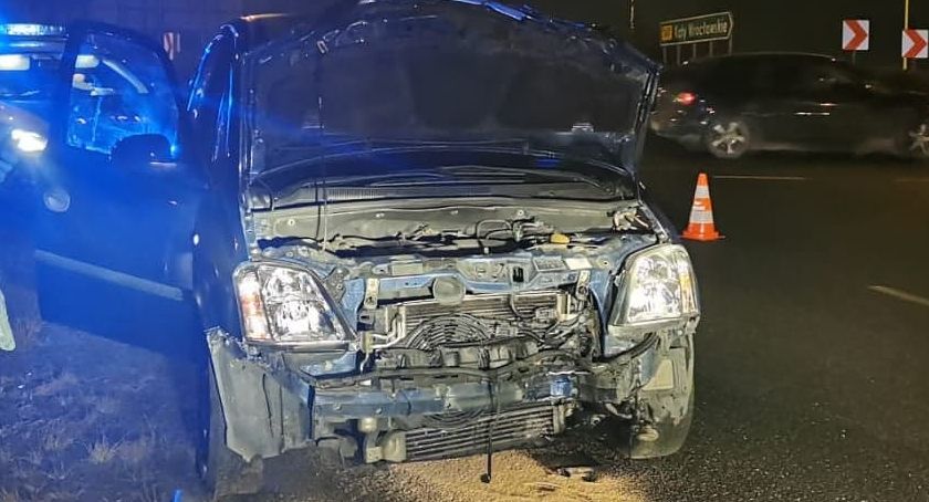 Rozbił auto o latarnie na zjeździe z AOW