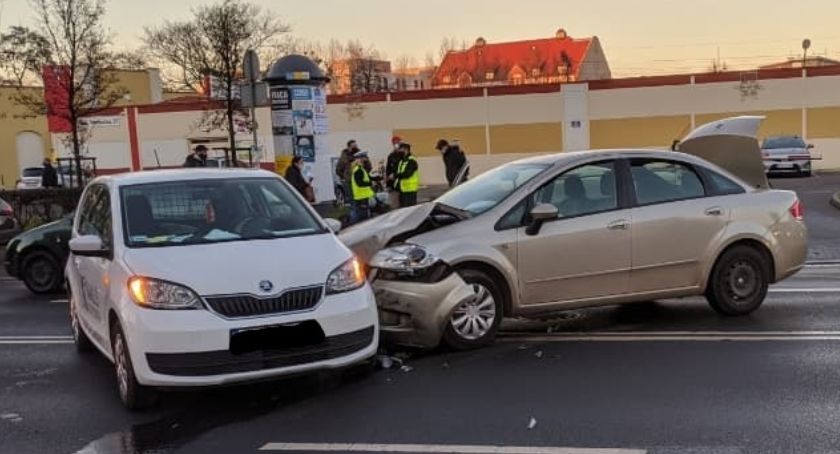 Zderzenie dwóch aut przy Pasażu Zielińskiego