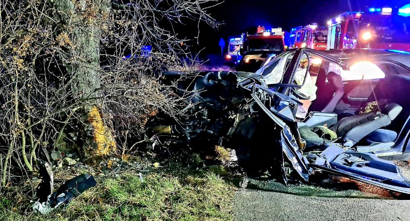 Mercedesem czołowo uderzył w drzewo
