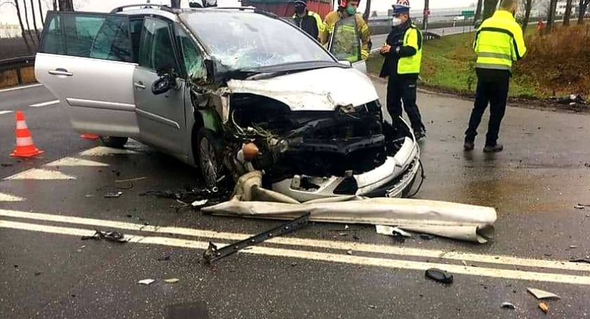 Czołowe zderzenie ciężarówki z Citroenem