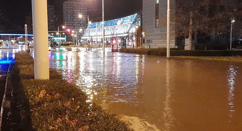 Awaria wodociągowa przy Rondzie Regana