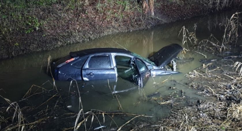 Pijany kierowca wjechał autem do rzeki