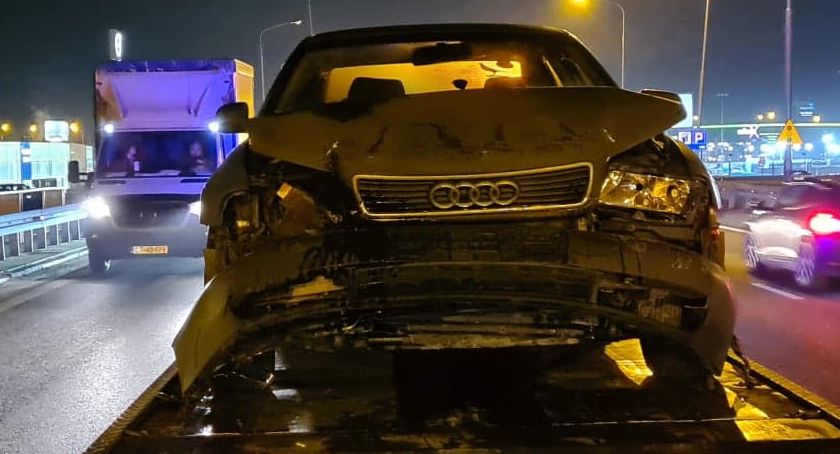 Zderzenie trzech samochodów na zjeździe z autostrady A4