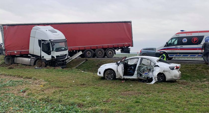 Zderzenie auta ciężarowego z osobowym na krajowej piątce. Są utrudnienia.