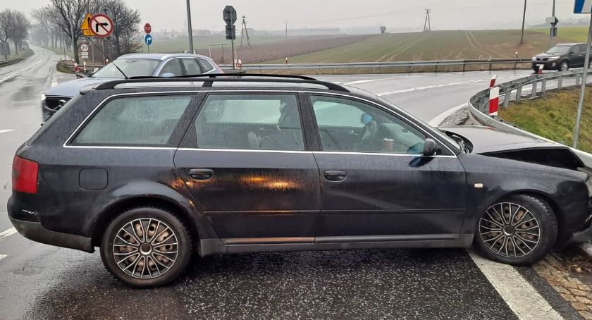 Na zjeździe z autostrady A4 auto wpadło na bariery. Cudem nie doszło do tragedii.