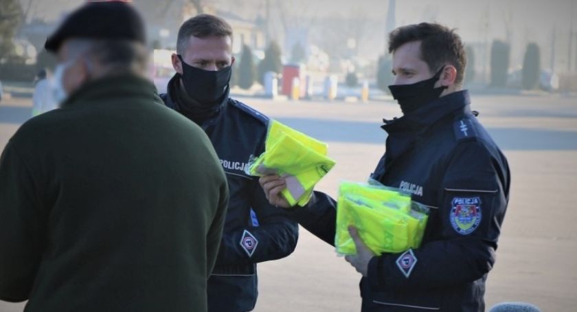 ŚWIEĆ PRZYKŁADEM: policjanci rozdawali odblaski mieszkańcom gm. Czernica