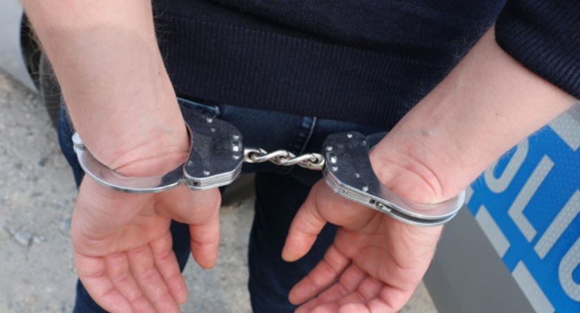 Policjanci zatrzymali niebezpiecznego mężczyznę, który zaatakował ich nożem