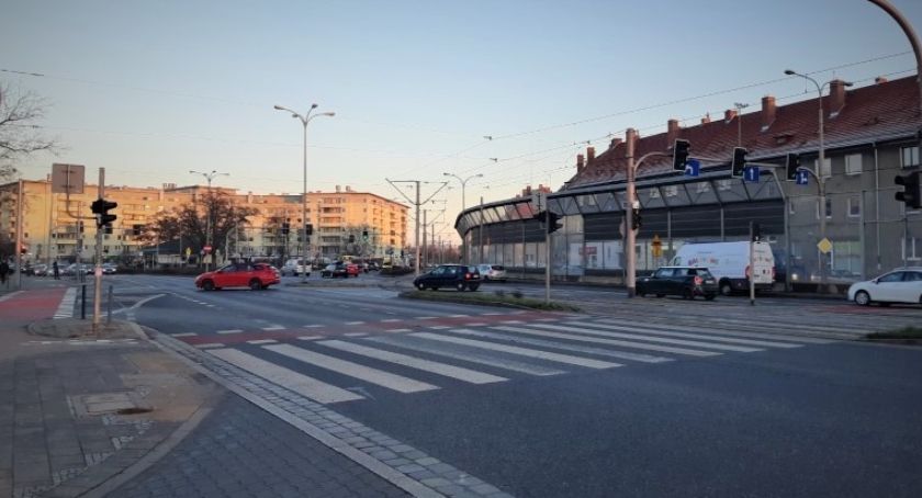 Policjanci apelują do wszystkich kierowców o rozwagę i stosowanie się do przepisów ruchu drogowego