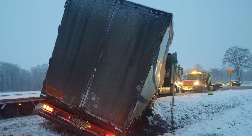 Trudne warunki na lokalnych drogach. Tir utknął na poboczu.