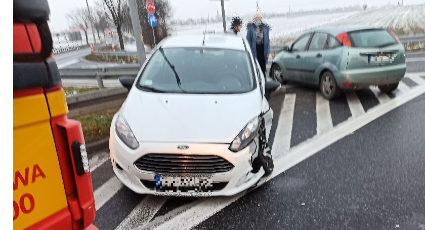 Zderzenie dwóch fordów na zjeździe z A4 w Kostomłotach