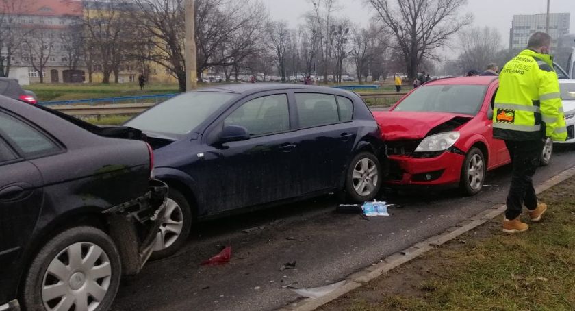 Zderzenie sześciu aut na Placu Społecznym. Sprawca pijany.