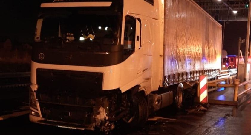 TiR nie zmieścił się w bramkach wjazdowych na A4